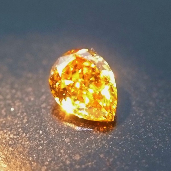 オレンジダイヤモンド　Fancy Vivit Yellowish Orange Diamond